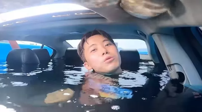 YouTuber Risks It All to Test Escaping a Sinking Car 3 Heopop tries to open the door as water rises