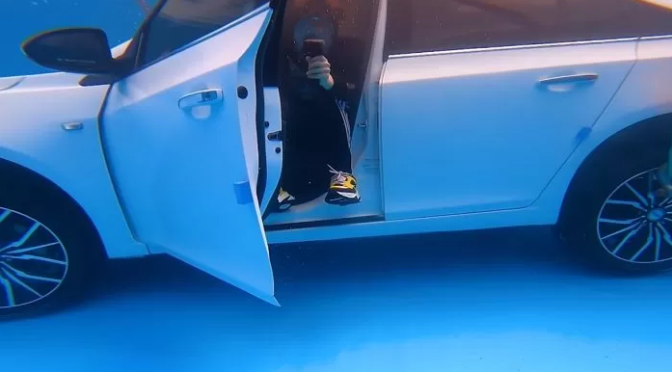 YouTuber Risks It All to Test Escaping a Sinking Car 5 When the car is fully flooded, the door opens easily