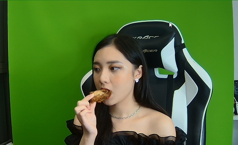 Candid photo of MC Phương Thảo