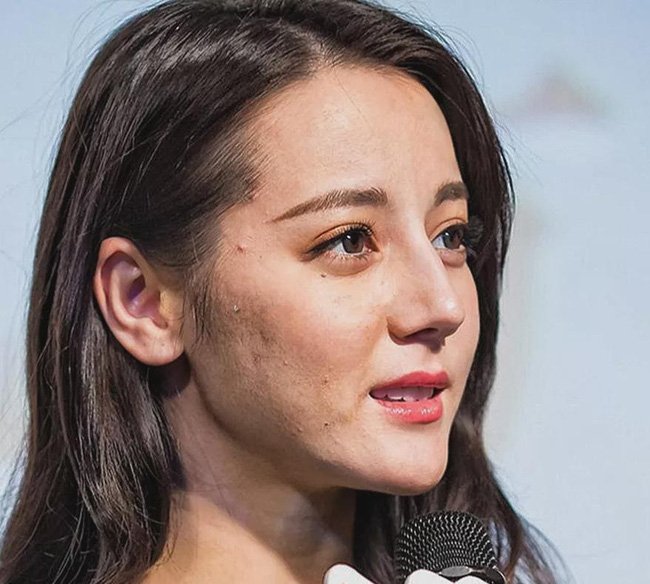 Close-up images revealing Dilraba Dilmurat's skin flaws