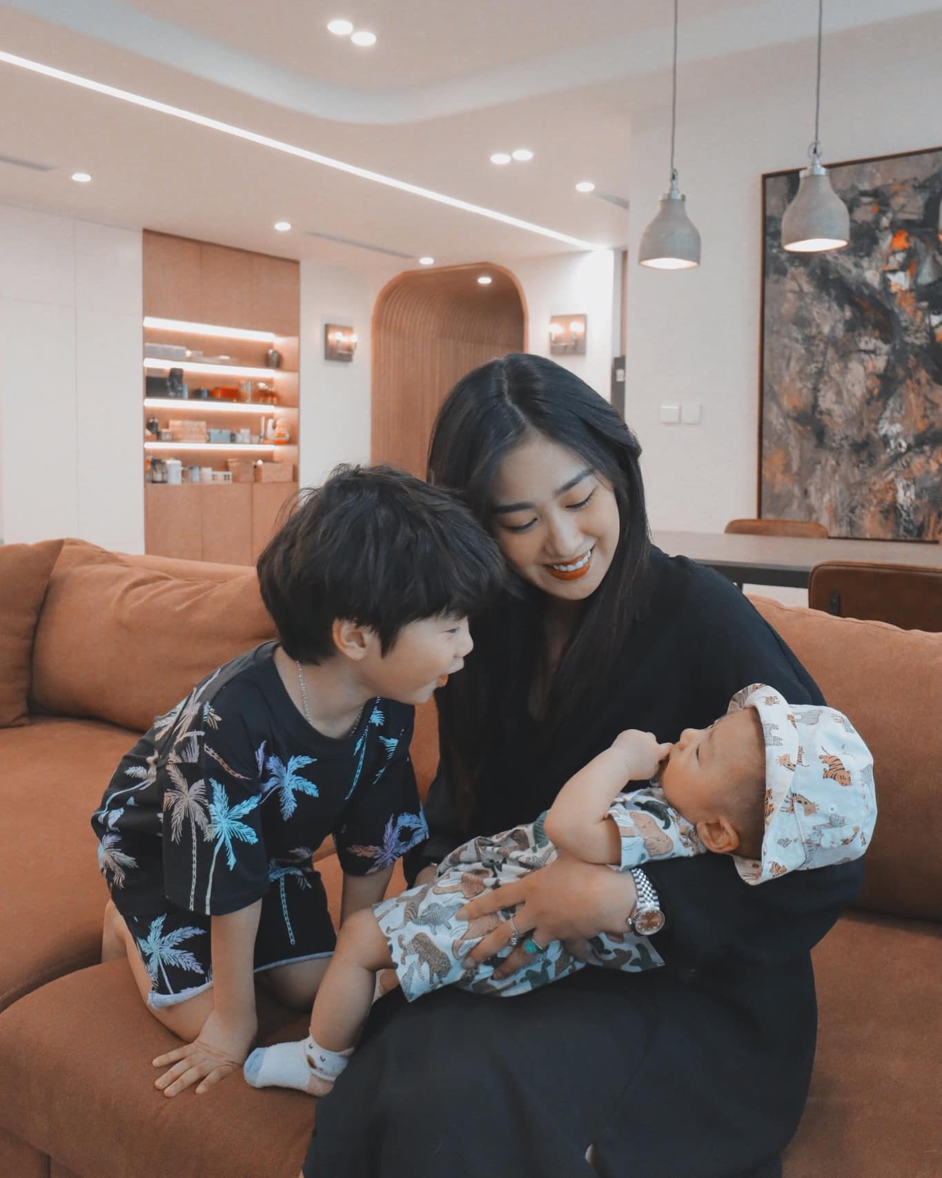 Trang Lou Turns Gamer While Kids Sleep, Surprises Fans 2 This hot mom is mother to two boys, Xoai and Dua.
