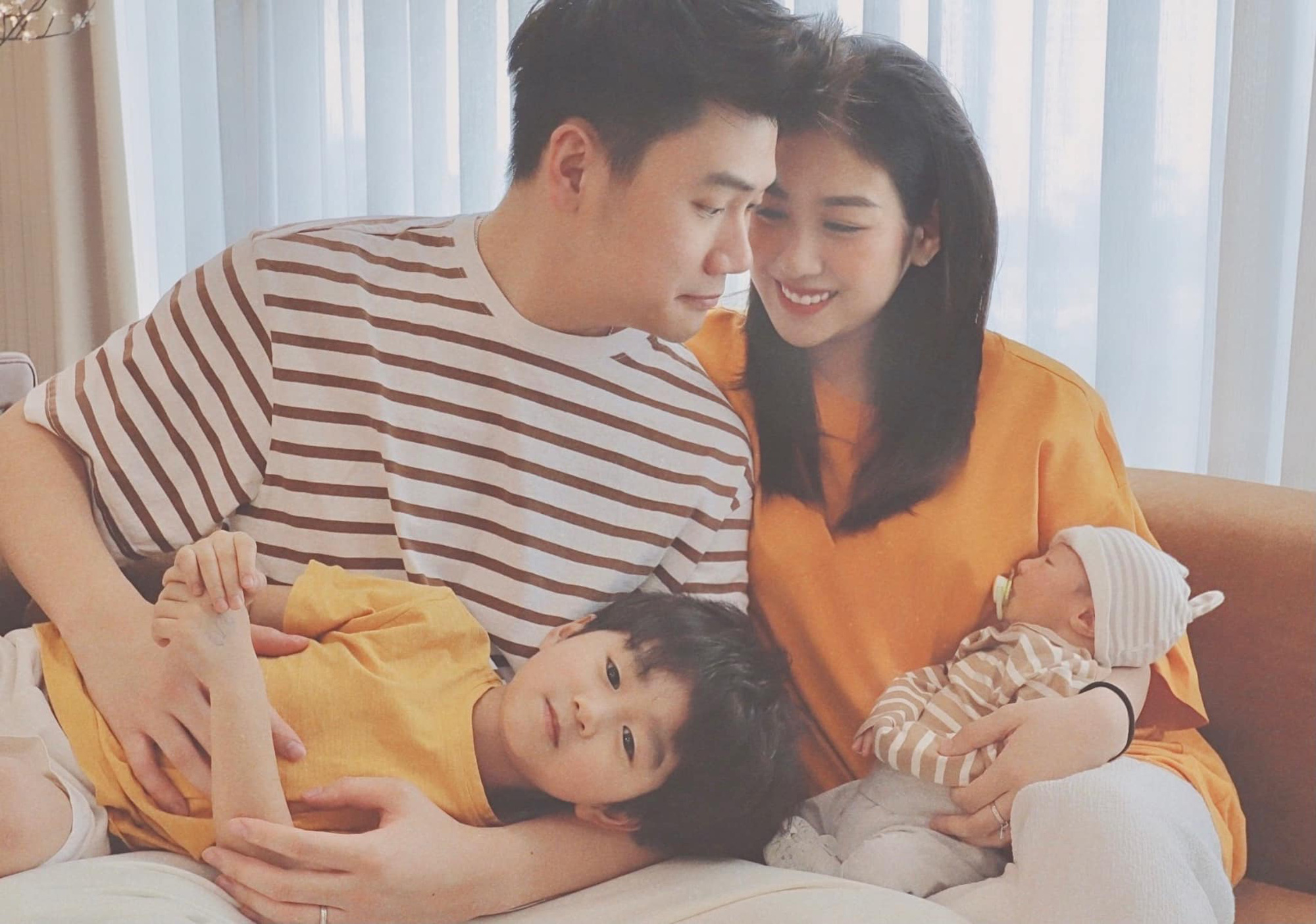 Trang Lou Turns Gamer While Kids Sleep, Surprises Fans 3 Trang Lou and Tung Son's family is seen as a role model of young, positive, independent, modern families.