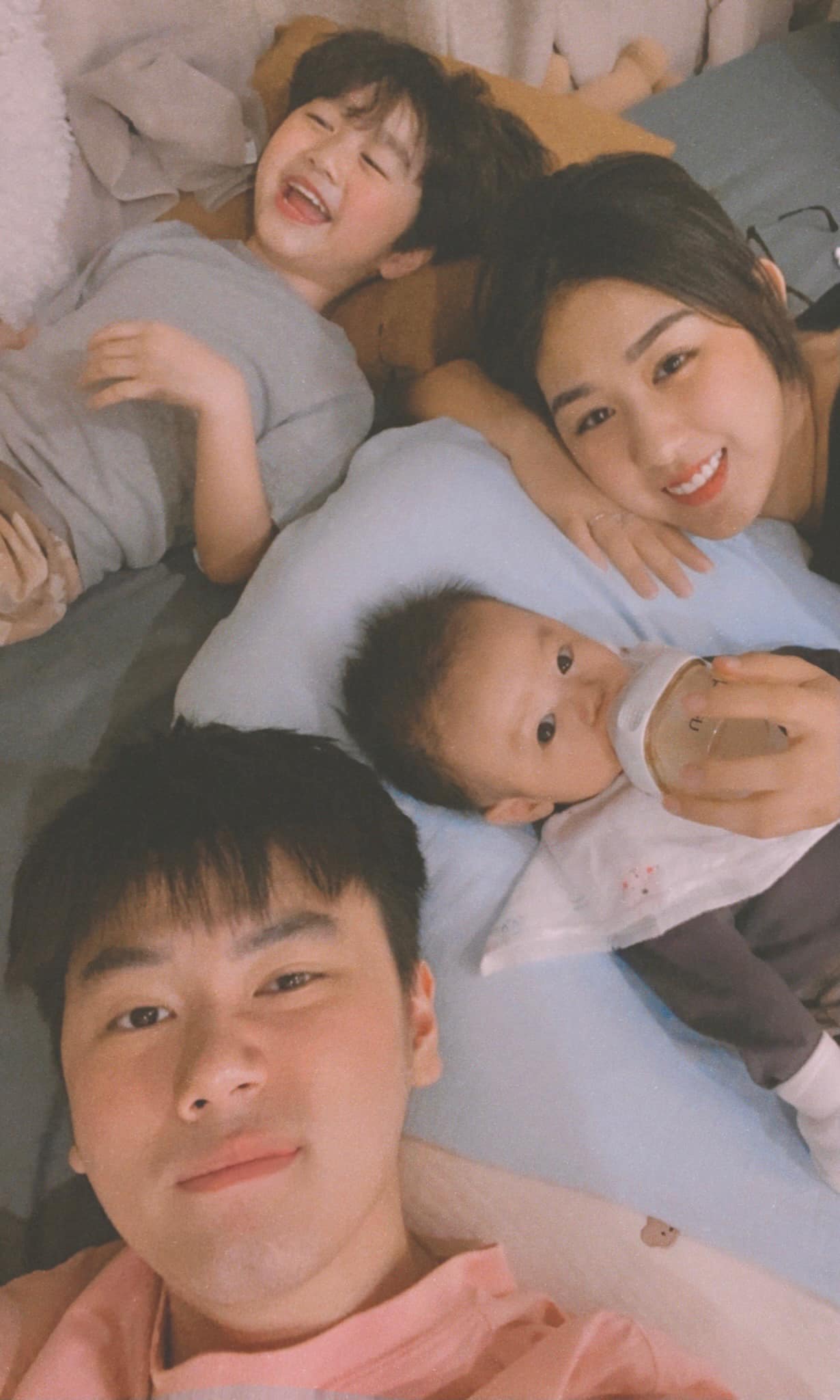 Trang Lou Turns Gamer While Kids Sleep, Surprises Fans 4 Everyday life updates also attract lots of attention from netizens.