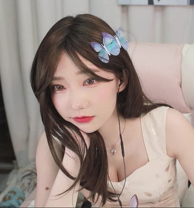 Streamer Magenta Gets Stuck Trying Fan's 60k Donate Challenge 2 Magenta gets a 60k donate challenge to crawl through the fan