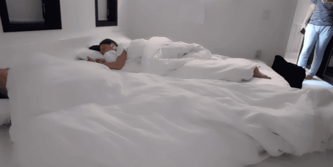 A man suddenly appears while Geung-jeong is sound asleep