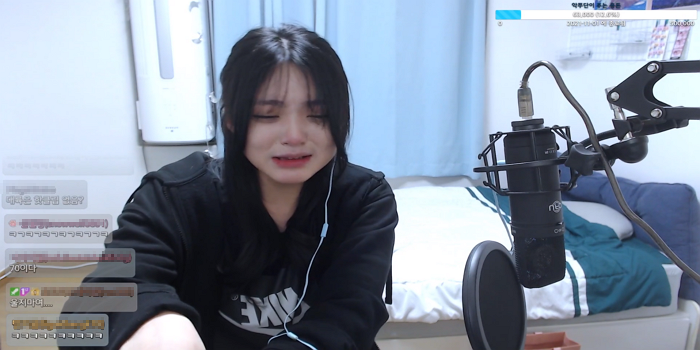 Streamer cries seeing 70 viewers