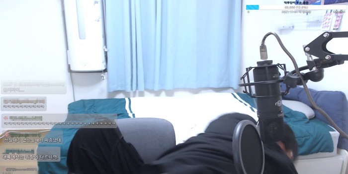 Streamer collapses live on stream