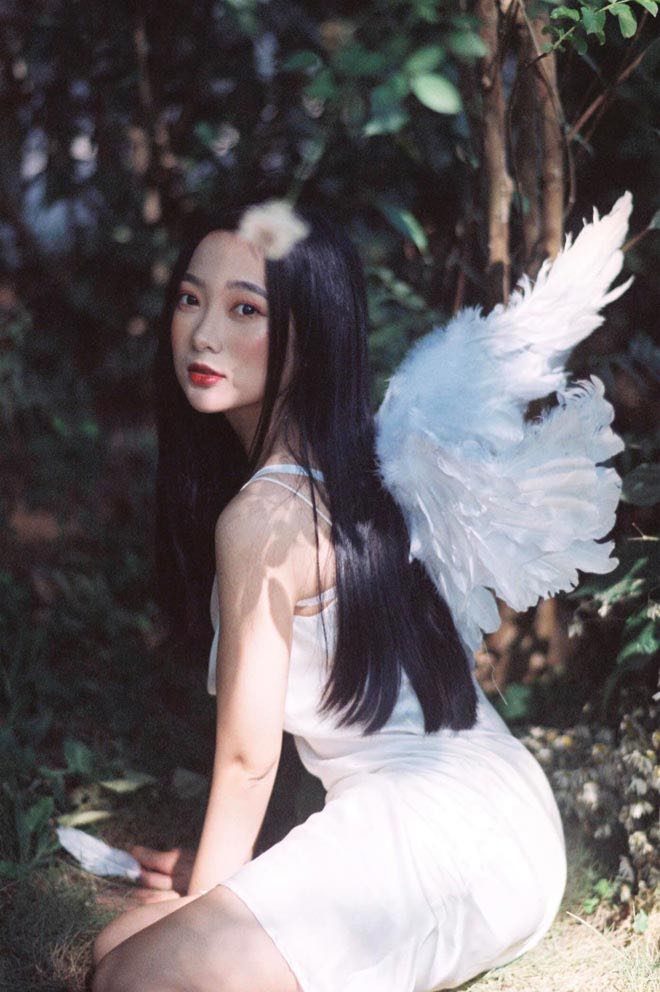 Online Math Teacher Tiêu Hạ Stuns Fans with Hot Girl Looks 5 Many see her as a real-life muse