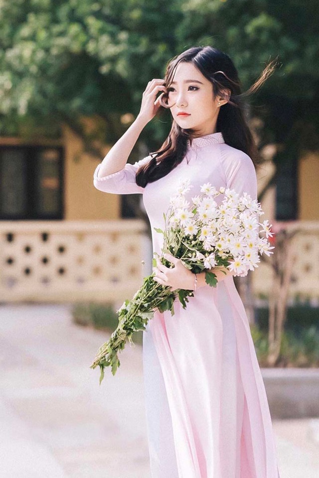Online Math Teacher Tiêu Hạ Stuns Fans with Hot Girl Looks 7 Her fresh, pure look captivates many