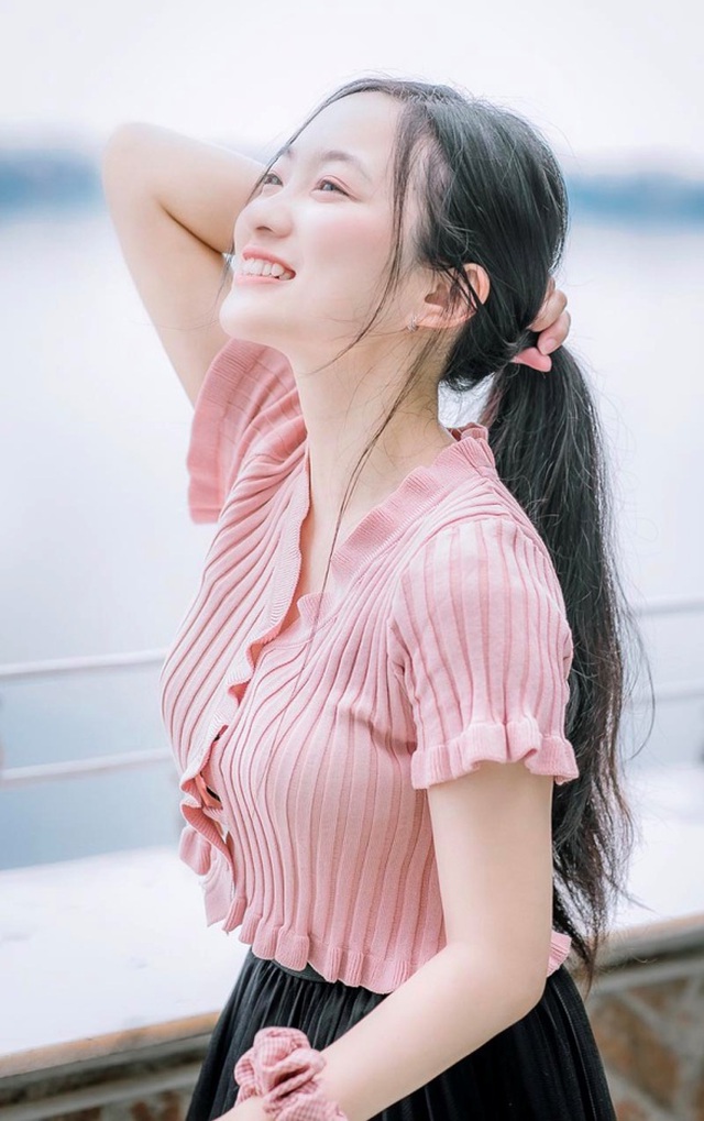 Online Math Teacher Tiêu Hạ Stuns Fans with Hot Girl Looks 8 photo 1 16348078141332142427274