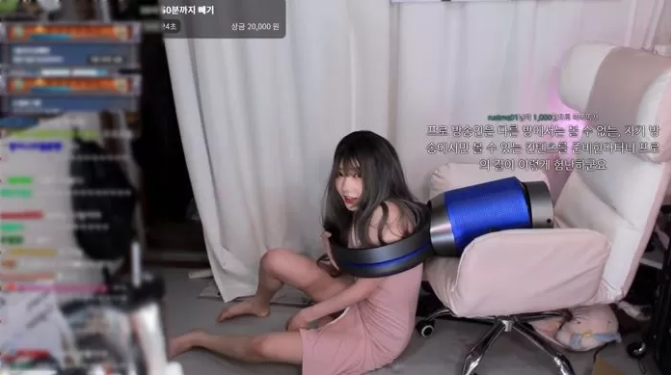 Streamer Magenta Gets Stuck Trying Fan's 60k Donate Challenge 5 Magenta tries everything but the fan stays stuck on her shoulder