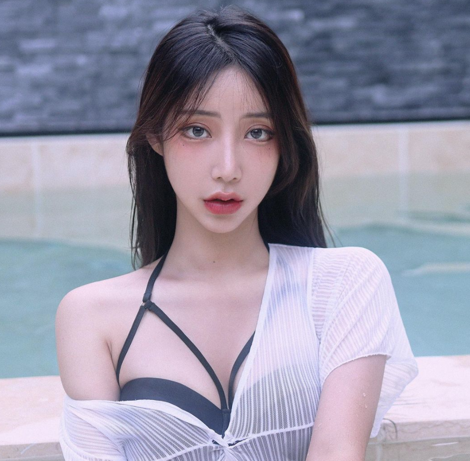 Streamer Momoro Faces Backlash for Bathing with Pets on Stream 1 Momoro - The main streamer in the story