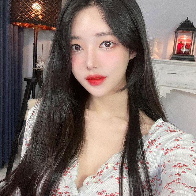 Streamer Ayun Overwhelmed by Millions in Donations and Endless Money Requests 4 Ayun looks annoyed by the flood of money requests