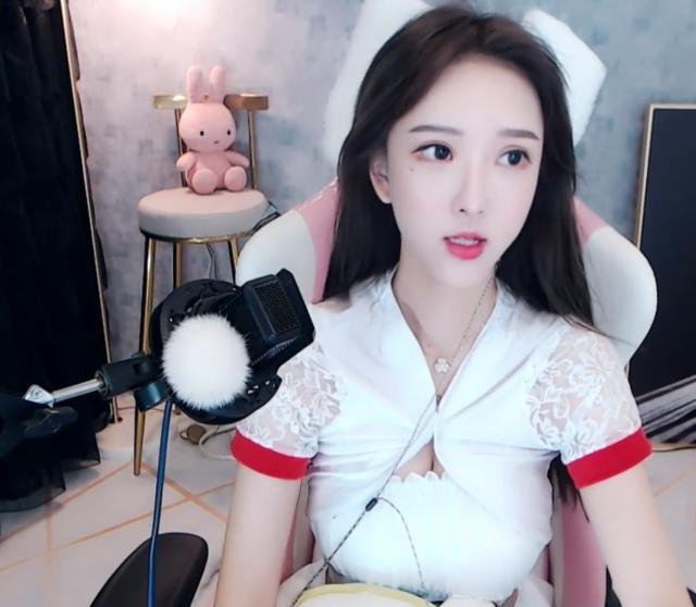Streamer surprises fans by sharing her harassment story