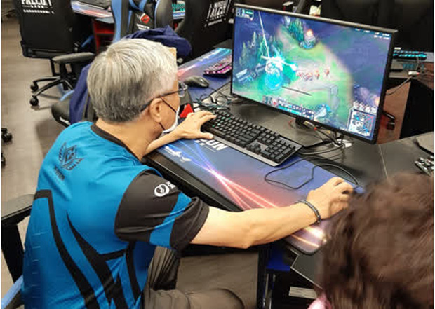 Elderly man with white hair moving to defend the tower surprises many