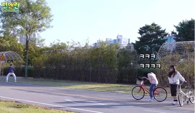 Couple quickly turns around after seeing the awkward scene
