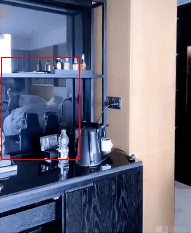 Streamer’s reflection caught on camera
