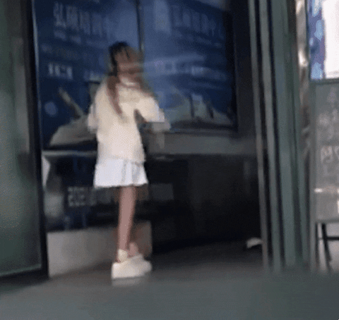 Boyfriend shocked by girlfriend's dramatic move outside internet cafe