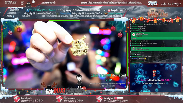 Độ Mixi shows off custom gold logo on livestream