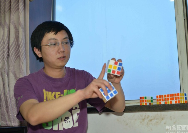 Guy Spends $10K on Rubik’s Cubes to Confess Love, Gets Rejected 2 Tong Aonan talks about his detailed preparation process