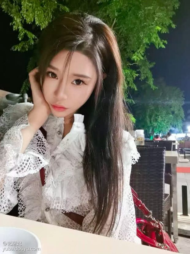 Streamer Yi Se Fei Claps Back at Neighbor Rumors Over Revealing Outfits 1 Yi Se Fei is a popular streamer and dancer on Douyu