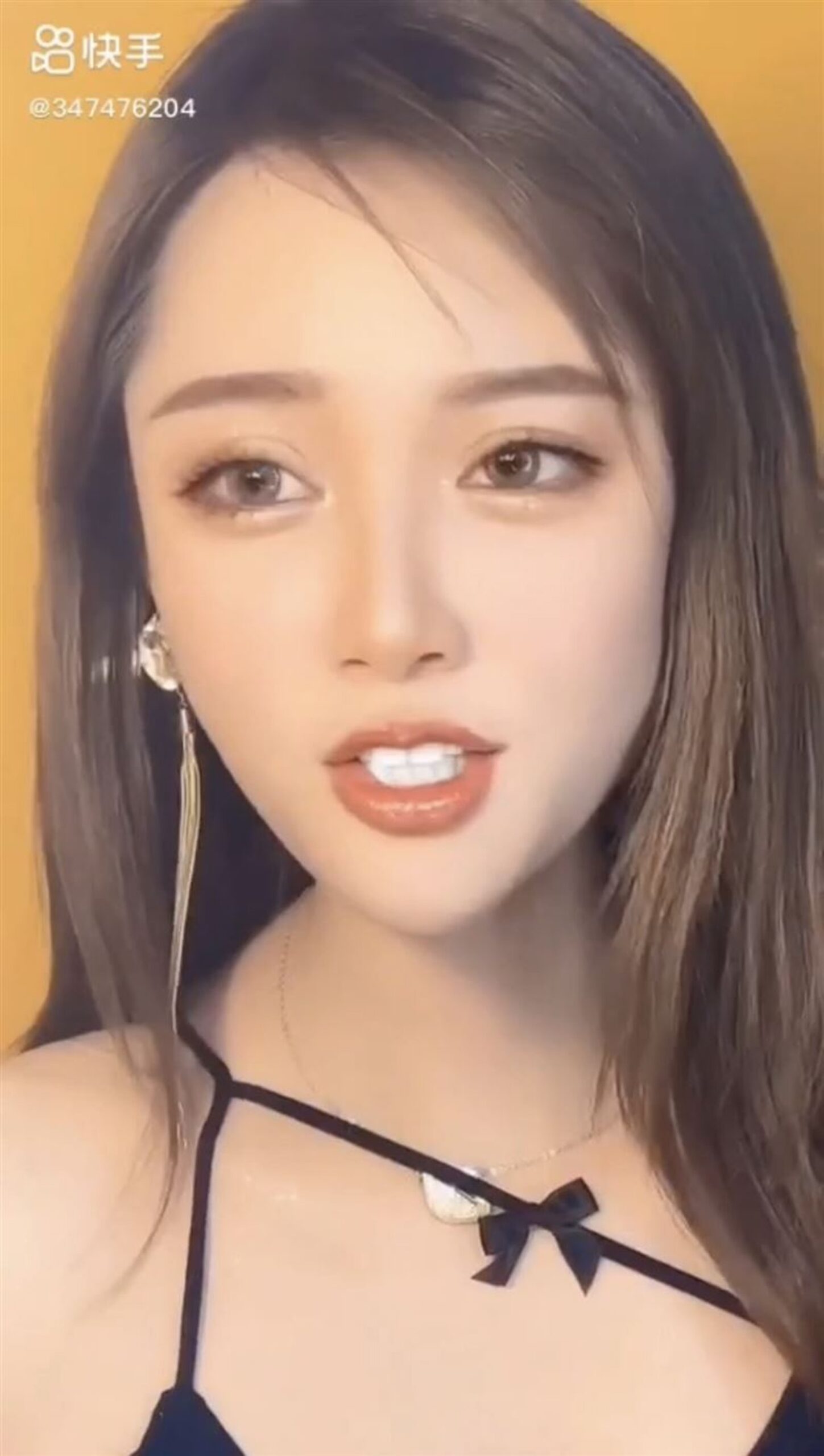 Tiểu Linh Nhi accepting the challenge from her fans
