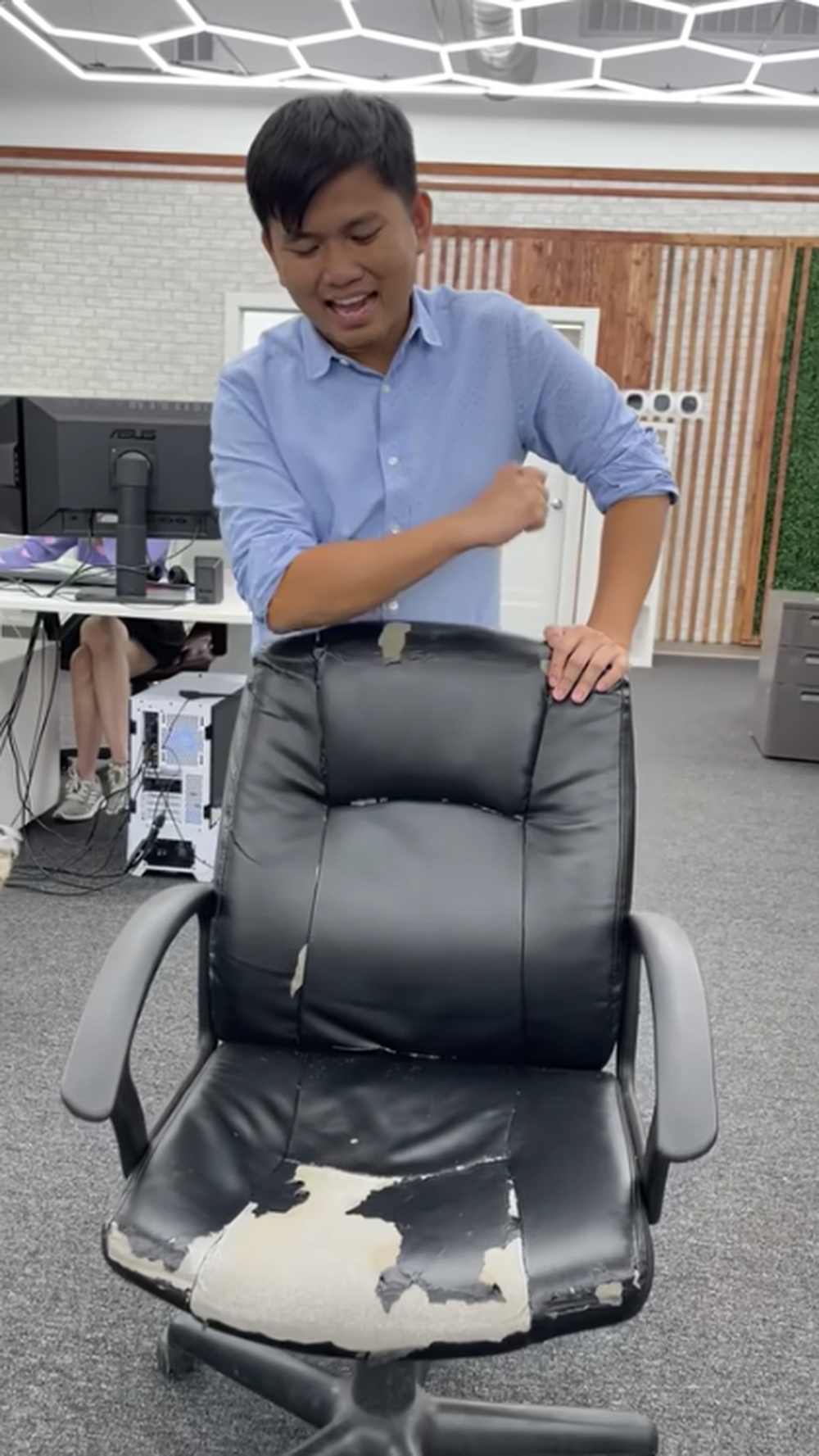 Millionaire Vuong Pham’s Surprisingly Worn Office Chair Revealed 1 Vuong Pham's worn office chair