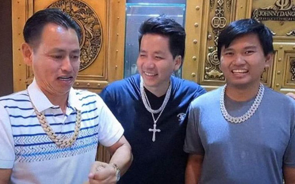 Vương Phạm Faces Backlash After Khoa Pug Deletes Friendship Photo 1 Vương Phạm with Khoa Pug and Johnny Đặng