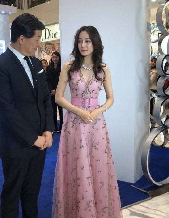 These event photos prove her beauty isn’t as flawless as many think