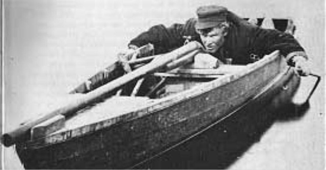 Theoretically, hunters would row their boats within 10 to 20 meters of a flock of ducks, aim at the birds swimming on the water, and fire. Since the gun was fixed to the boat, the entire boat had to turn to aim.
