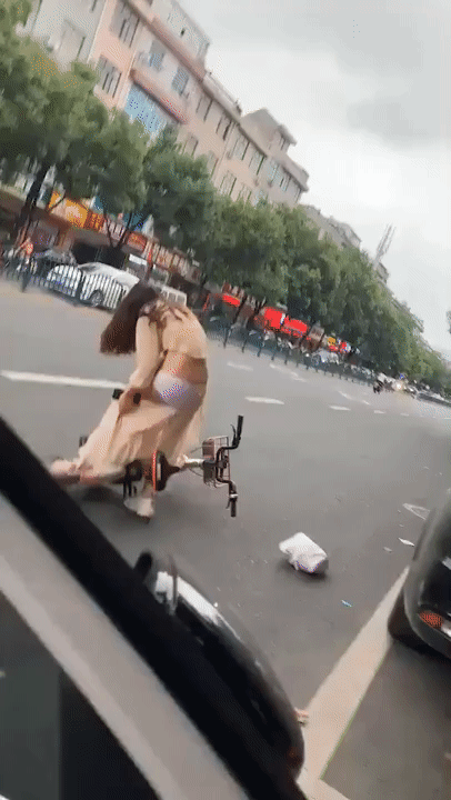 Girl’s Long Dress Gets Caught on Bike Wheel in Viral Clip 2 photo 1 1640497016227292847163