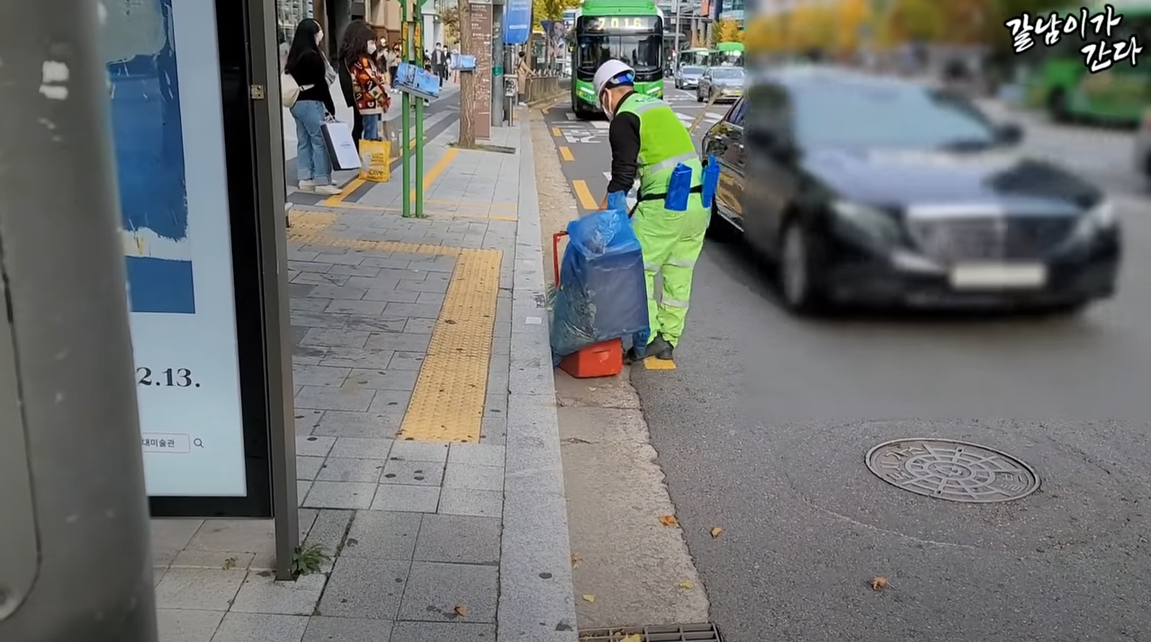 YouTuber With 11 Villas Still Works as a Street Cleaner 4 Extremely wealthy, yet he never misses a workday