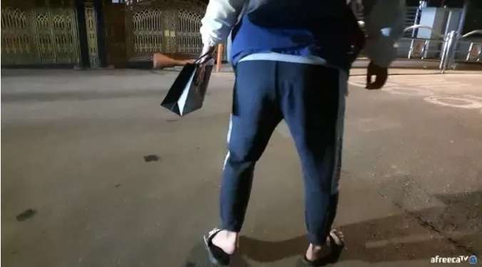 Streamer Lee Sang-ho Faces Painful Consequences After League of Legends Fail 3 Even his standing posture requires wide leg stance