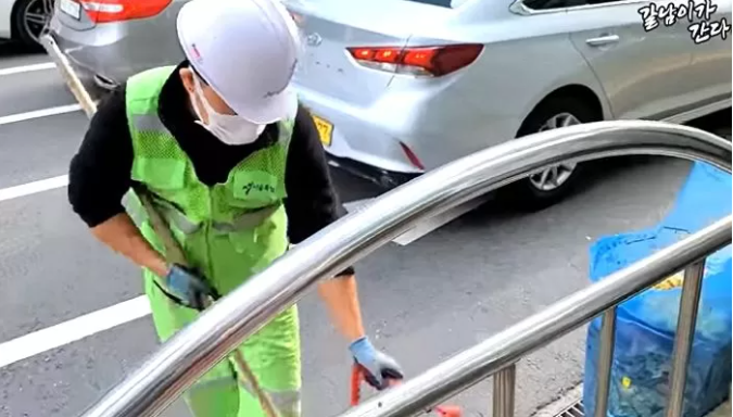 YouTuber With 11 Villas Still Works as a Street Cleaner 2 Few would guess this street cleaner is actually a real billionaire