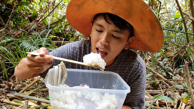 YouTuber Sang Vlog Hit by Burglary, YouTube Awards Vandalized 1 Sang Vlog when he was known as Vietnam's poorest YouTuber