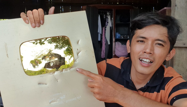 YouTuber Sang Vlog Hit by Burglary, YouTube Awards Vandalized 3 Sang Vlog's Silver Play Button with the YouTube logo pried off