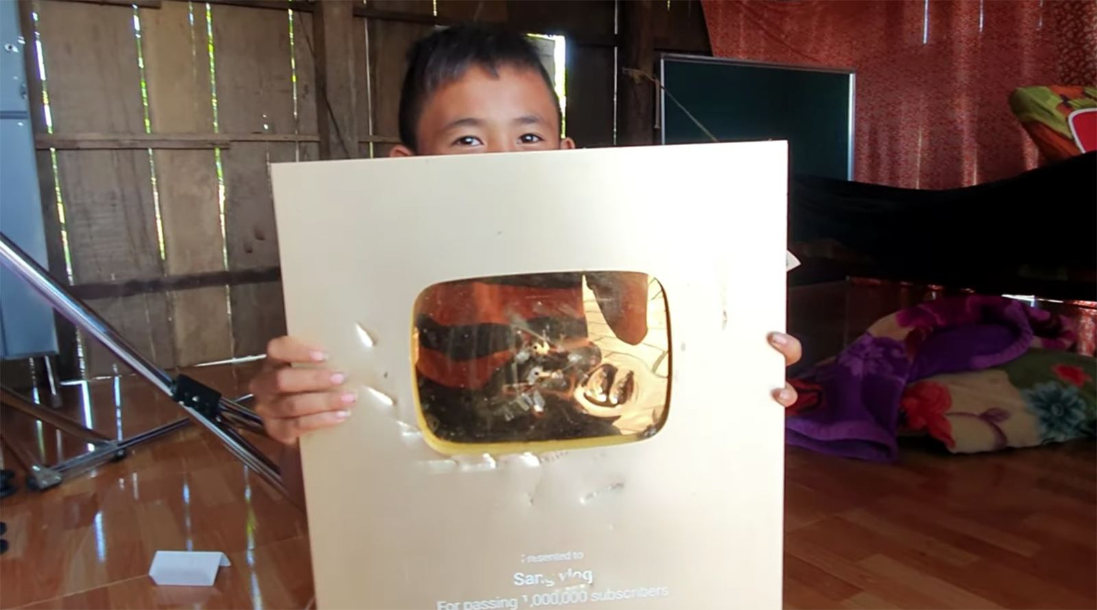 YouTuber Sang Vlog Hit by Burglary, YouTube Awards Vandalized 4 The Gold Play Button suffered the same fate