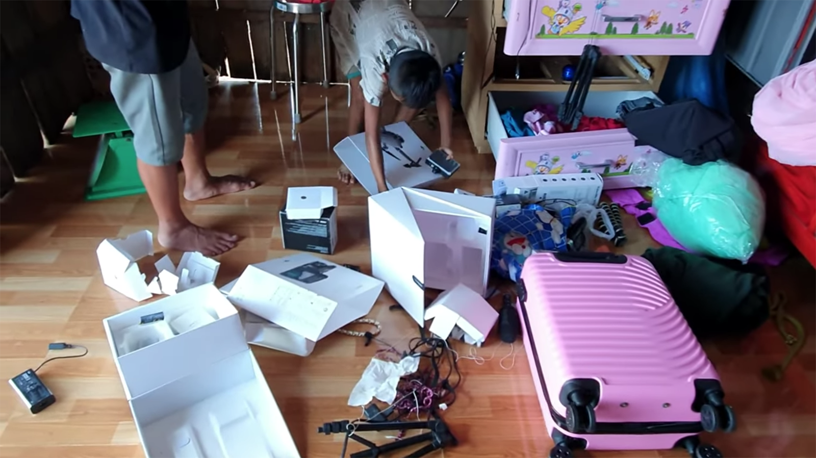 YouTuber Sang Vlog Hit by Burglary, YouTube Awards Vandalized 6 The messy scene inside Sang Vlog's house