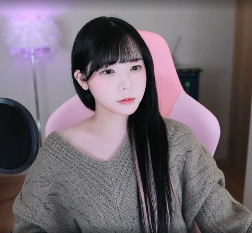 Yeofu is visibly upset by the harassment messages