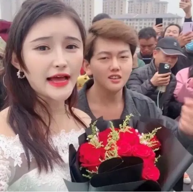 Girl Proposes with Porsche but Gets Publicly Rejected 2 The girl attracted lots of attention, with many filming and livestreaming the moment