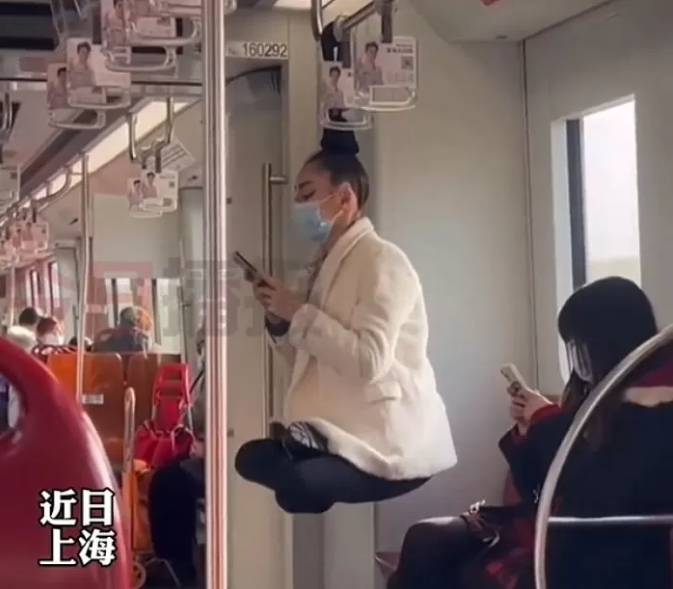 Girl Floats Midair on Shanghai Subway, Stuns Everyone with Her Trick 1 Image of the beautiful girl causing a stir online