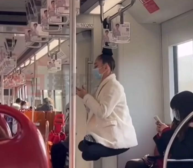 Girl Floats Midair on Shanghai Subway, Stuns Everyone with Her Trick 2 Surprising many with her delicate midair floating skill