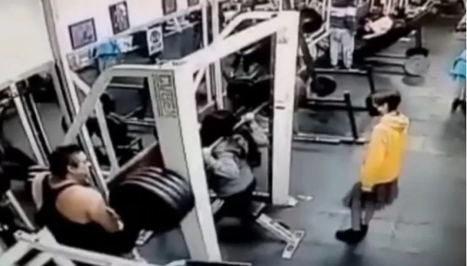 Woman's 180kg Bench Press Attempt Ends in Tragic Gym Accident 2 The woman trying to lift a 180kg barbell, a feat not many would dare