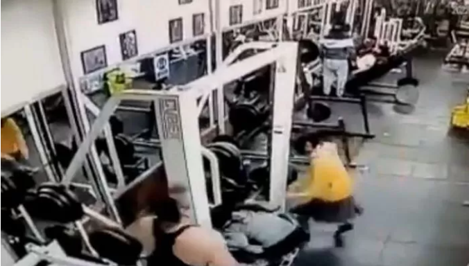 Woman's 180kg Bench Press Attempt Ends in Tragic Gym Accident 3 Final moments of the accident