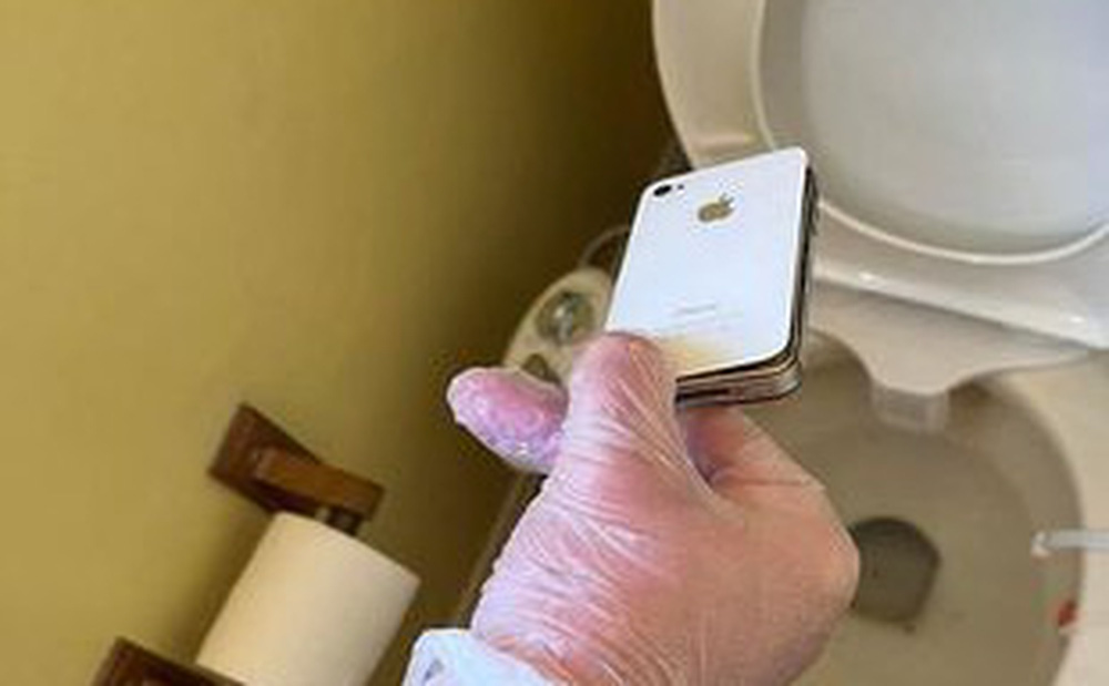 iPhone found in toilet after 10 years