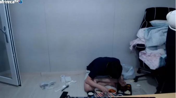 Beck eating in a tough spot