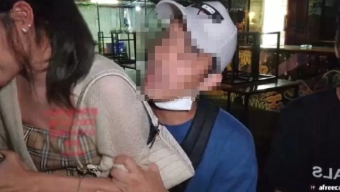 A close photo of Streamer A and the woman