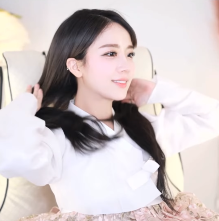 Streamer Minjung Finds Fame as an English Tutor Instead 1 Min-jung, the beautiful streamer in the story