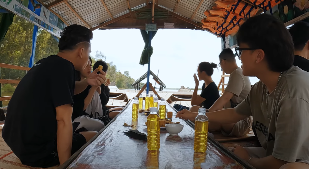 Độ Mixi filming the vlog
