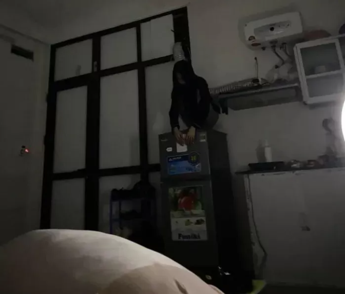 Guy Wakes Up to Girlfriend Sitting on Fridge, Freaks Out and Asks Internet for Help 2 The photo he posted asking the community for help